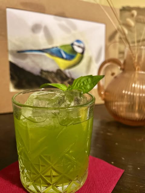 Cocktail con basilico fresco