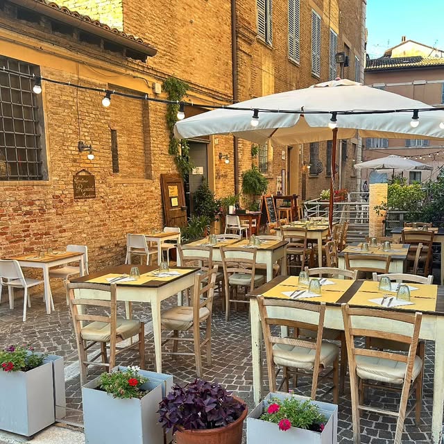 Tavoli all'aperto nel vicolo del centro storico