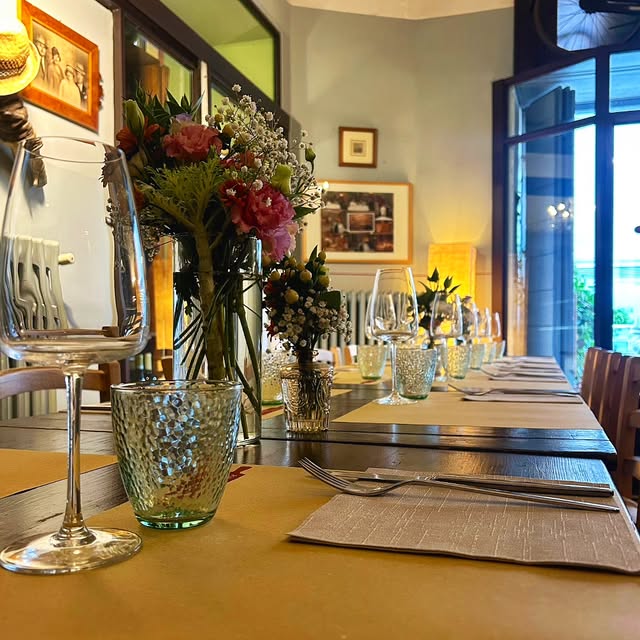 Sala interna della Trattoria Rimante apparecchiata