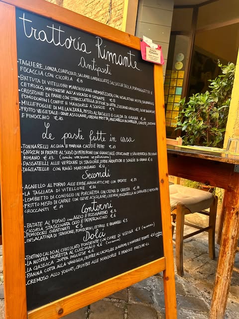 Lavagna con il menu scritto a mano della Trattoria Rimante